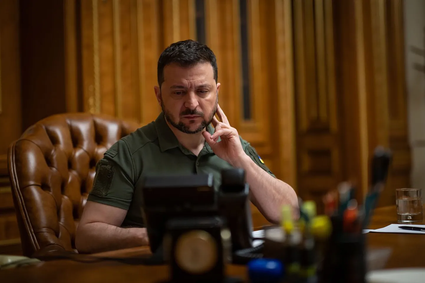 Президент Украины Владимир Зеленский ведет телефонный разговор с президентом Китая Си Цзиньпинем
