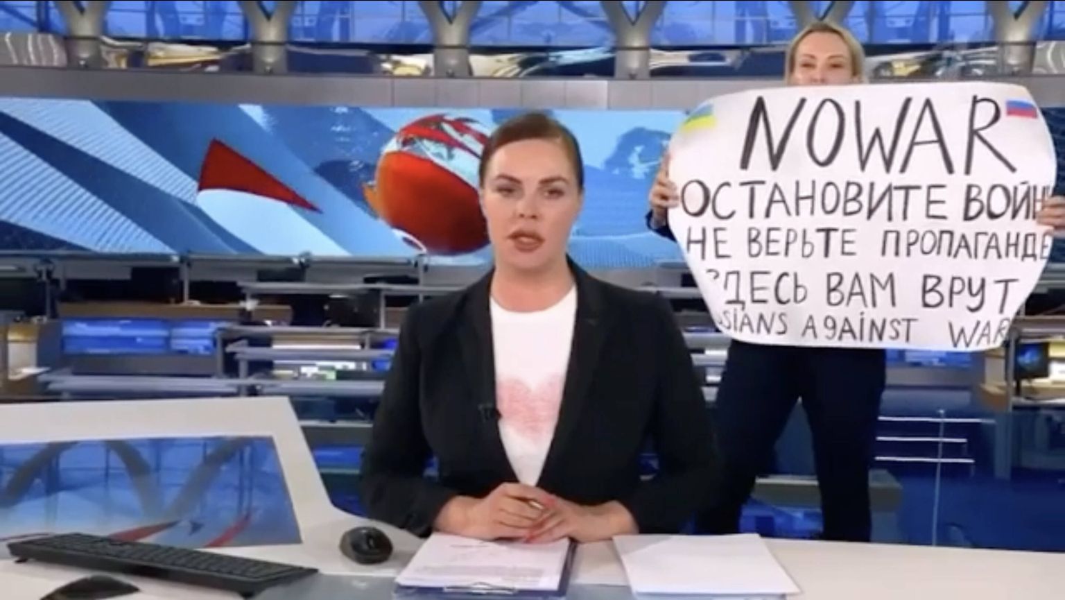 Telekanali Pervõi Kanal toimetaja Marina Ovsjannikova protest uudistesaate «Vremja» otse-eetris.