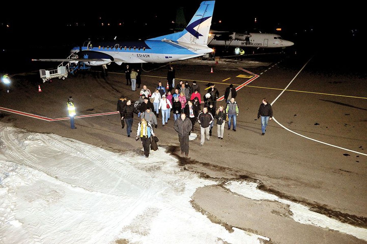 Esimene Estonian Airi regulaarlend värvika seltskonnaga pardal jõudis Tallinnast Tartusse ööl vastu esmaspäeva kell 00.10.
