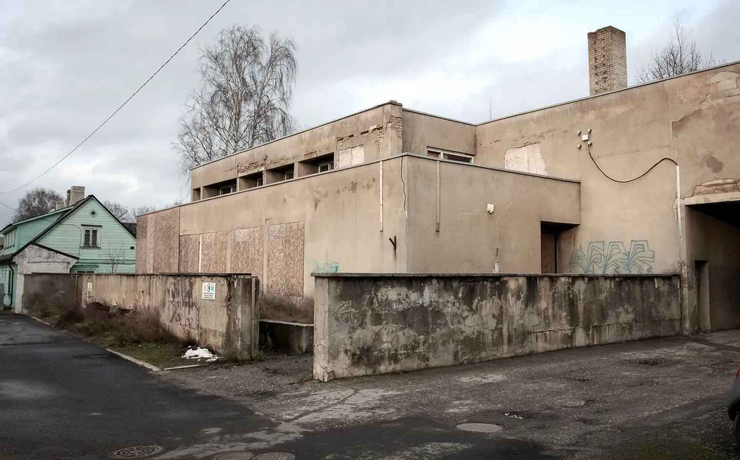 Selline nägi pikka aega tühjana seisnud EKE Projekti maja välja enne ehitustööde algust.
