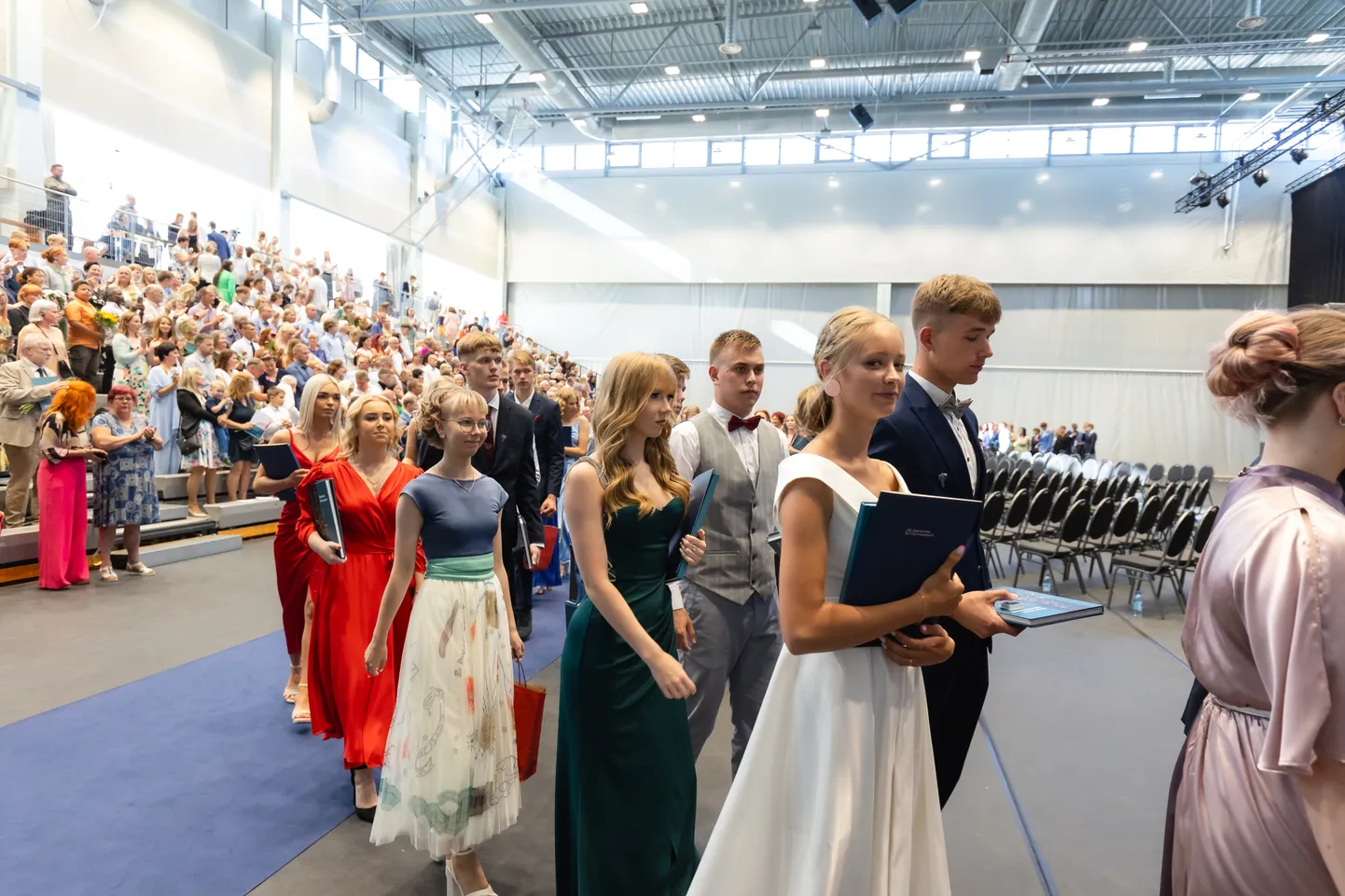 FOTOMEENUTUS MÖÖDUNUD AASTAST: Saaremaa Gümnaasiumi 3. lennu lõpuaktus.