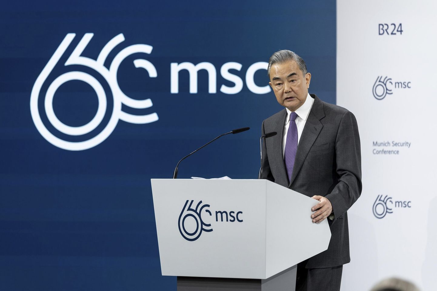 Hiina välisminister Wang Yi esinemas Müncheni julgeolekukonverentsil.