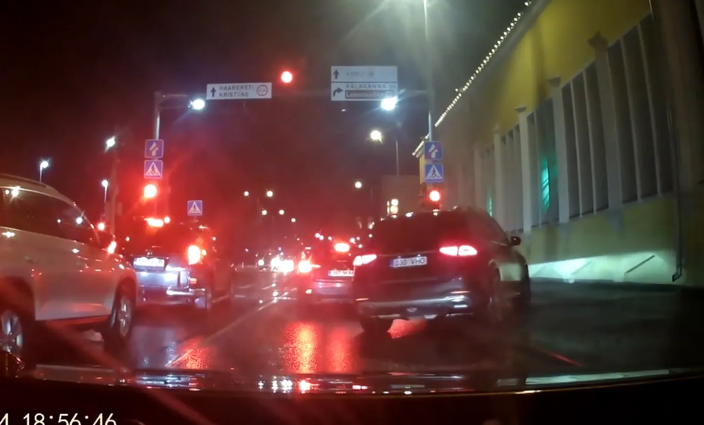 Mercedes-Benz объезжает светофор по тротуару.