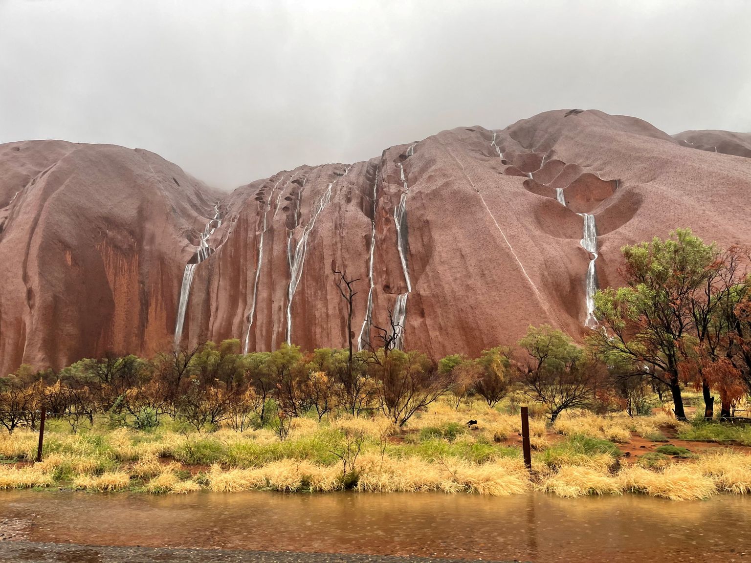 Vihmavesi voolamas Austraalias Põhjaterritooriumil Uluru kaljul