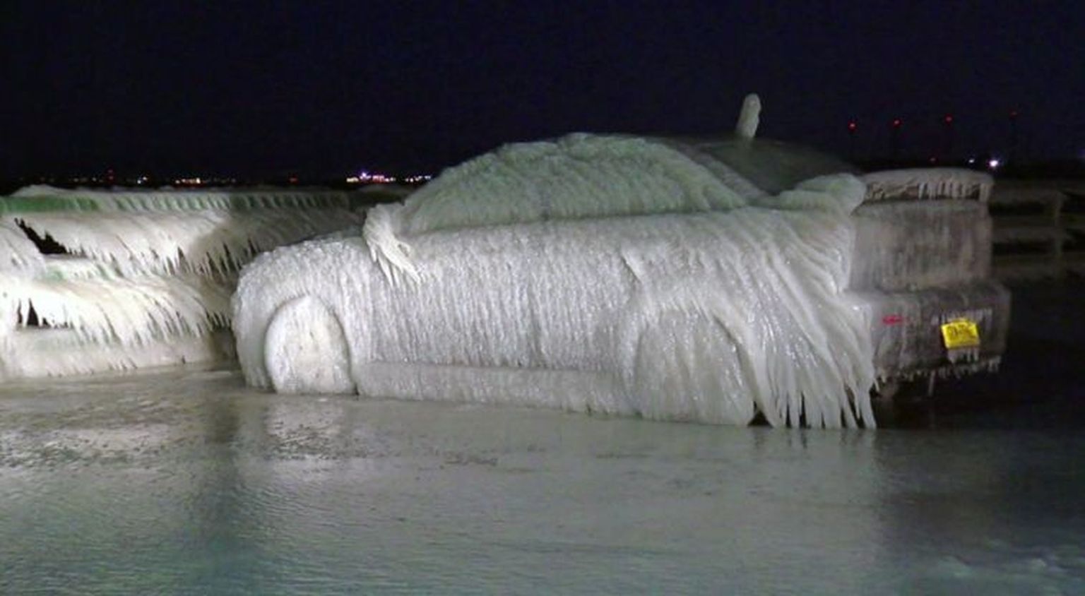 Erie järve äärne jäätunud auto