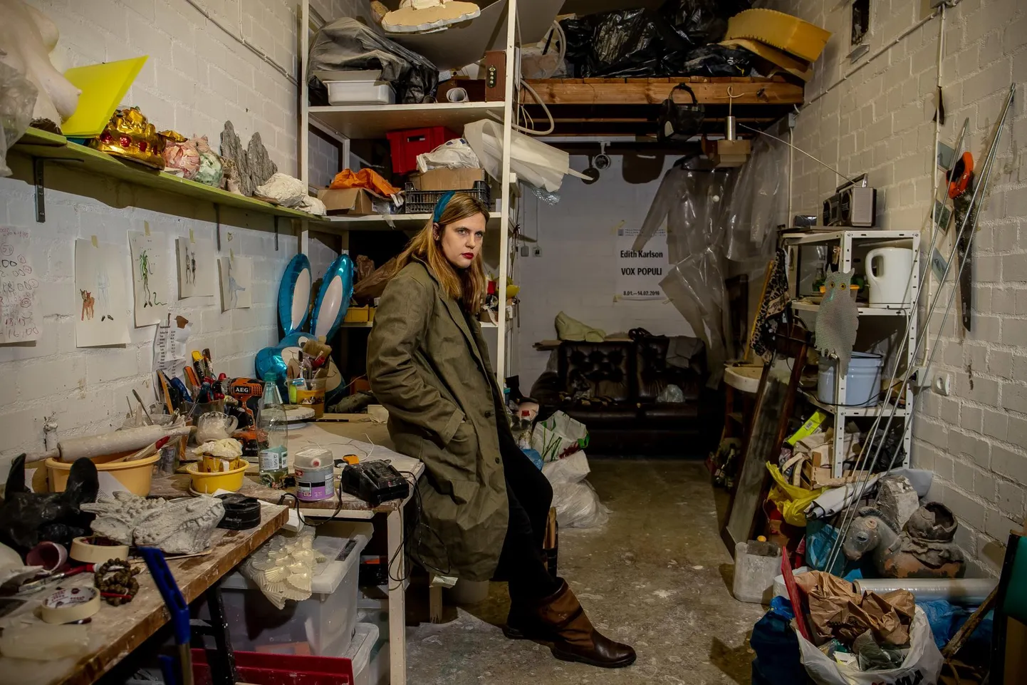 Kunstnik Edith Karlson oma ateljees.