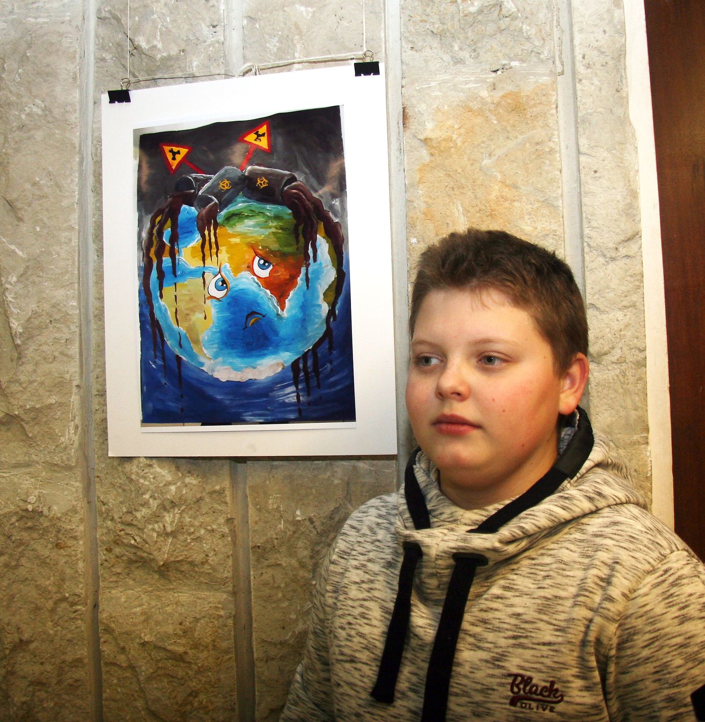 Piirkondliku plakativõistluse võitja Daniil Lazarev usub, et rahu teekond kulgeb keskkonnast hoolimise kaudu. Oma plakatil kujutaski ta muret meie planeedi tuleviku pärast.