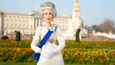 В день рождения Елизаветы ll Barbie выпустила новую куклу в образе королевы