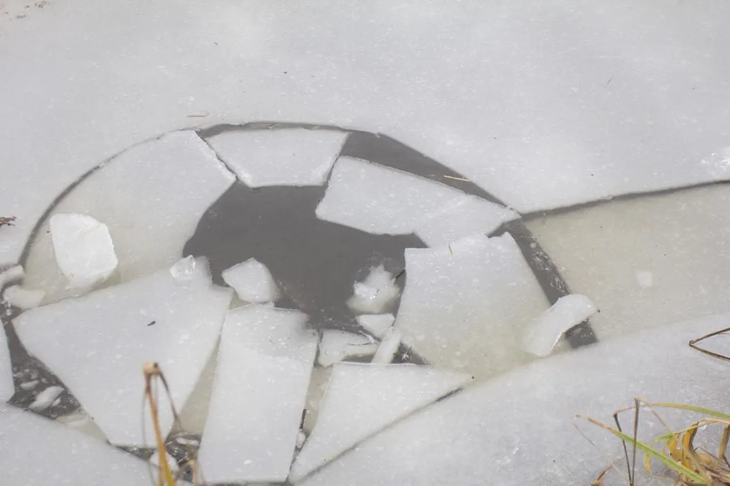 Ugala tiiki kattis eriti õhuke jää. Pildil oleva augu tekitasid kaks kivi.