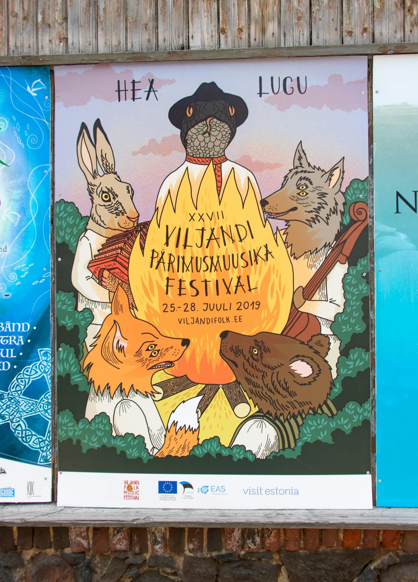 Rahvarõivastes maagiliste loomadega festivali põhiplakatit võib näha mitmel Viljandi kuulutustetahvlil.