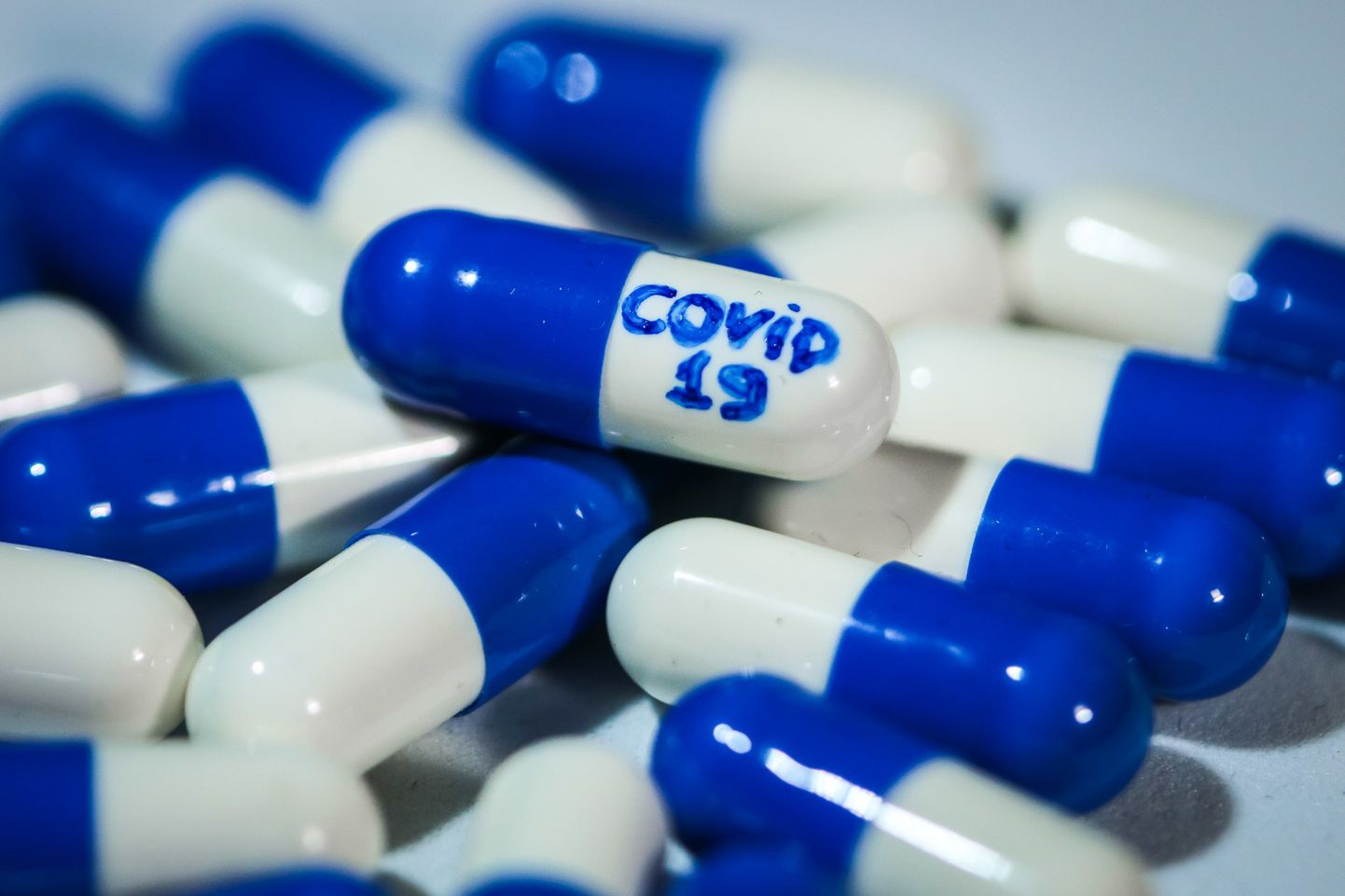 Võidujooks kergesti manustatavate COVID-19 ravimite väljatöötamiseks on hoogustunud