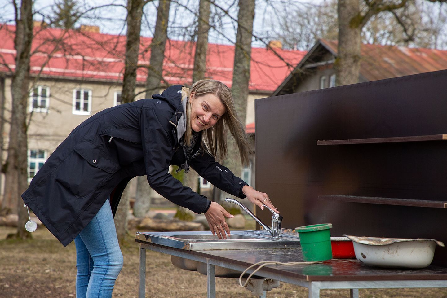 Nagu päris: praegu saab Lokuta lasteaeda toodud poriköögiprojekti eestvedaja Jane Reiljan-Rajasaar selle üle üksi rõõmu tunda. Kui tavaolukord taastub ja lapsed lasteaeda naasevad, saab köök väikseid kodukokkasid täis.