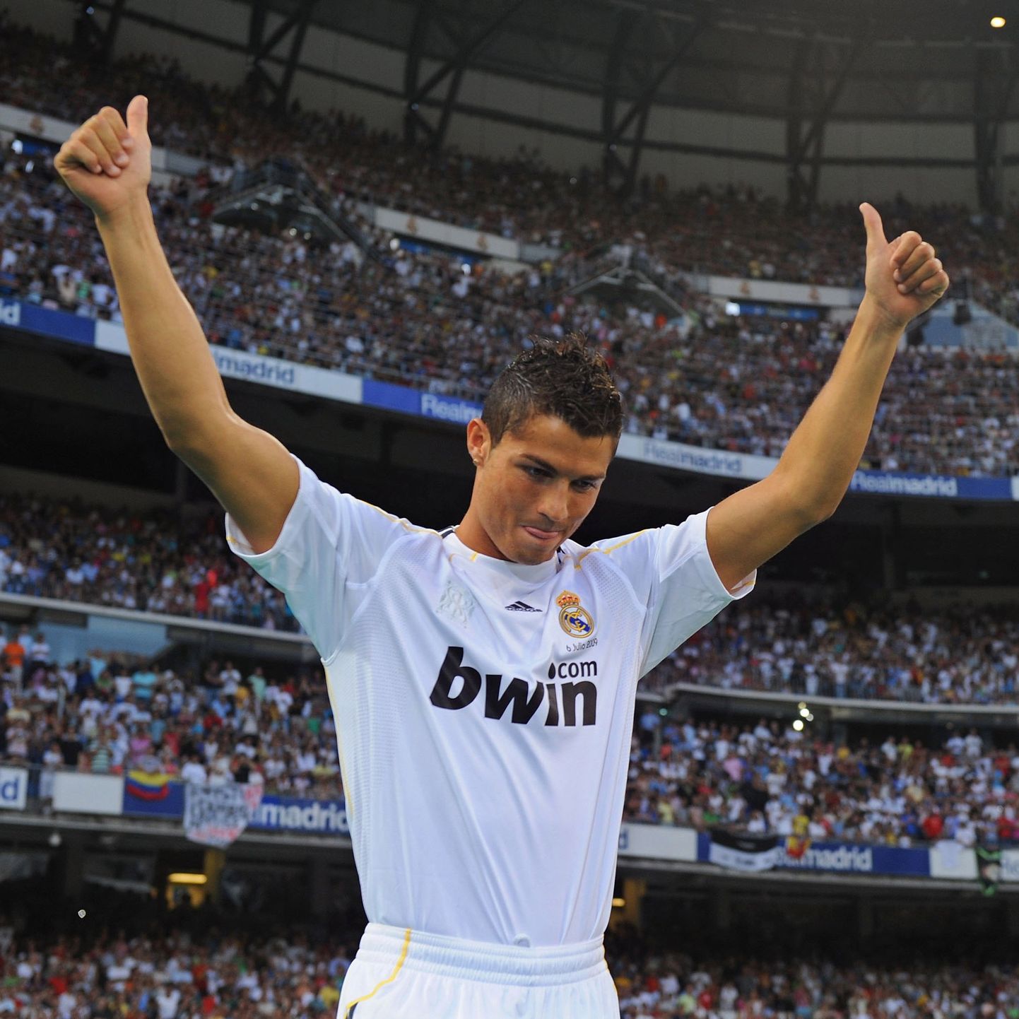 Cristiano Ronaldo 2009. aastal Santiago Bernabeul fännidele tutvustamisel.