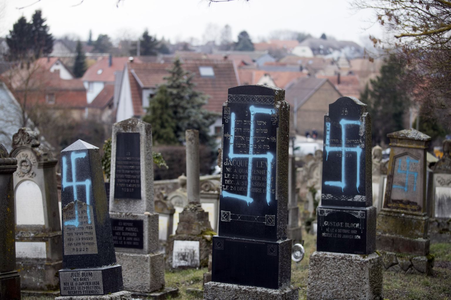 Еврейское кладбище во Франции осквернили свастиками.
