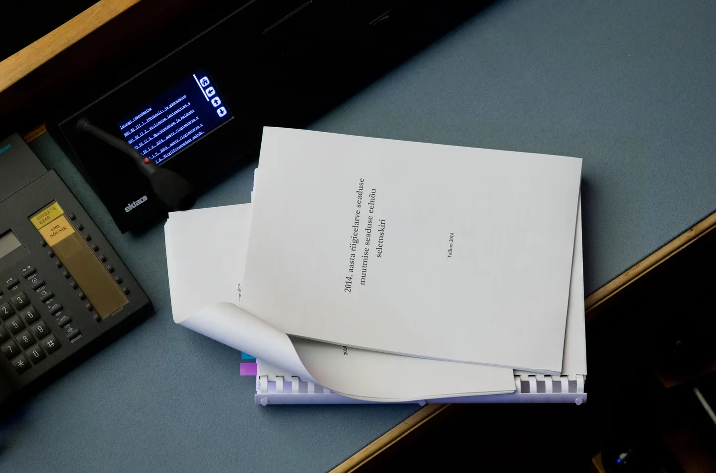 Riigieelarve projekt riigikogu liikme laual.