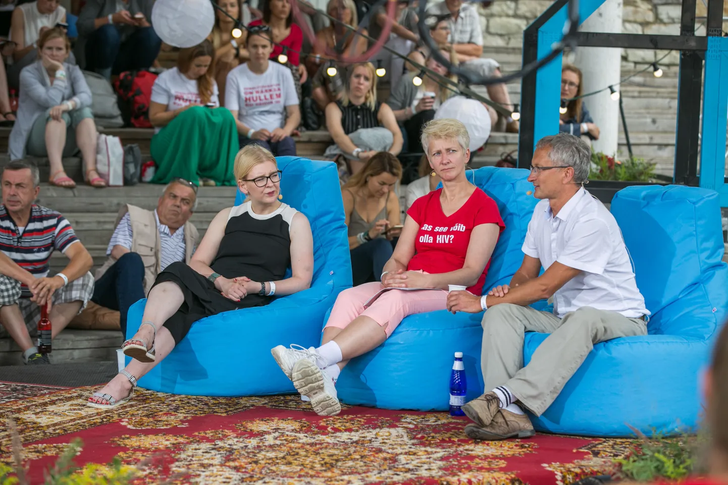 Perearstide seltsi juhi Diana Ingerainen, mõttekoja Praxis tervisepoliitika analüütik Laura Aaben ja mikrobioloog Rein Sikut vestlemas Arvamusfestivalil.