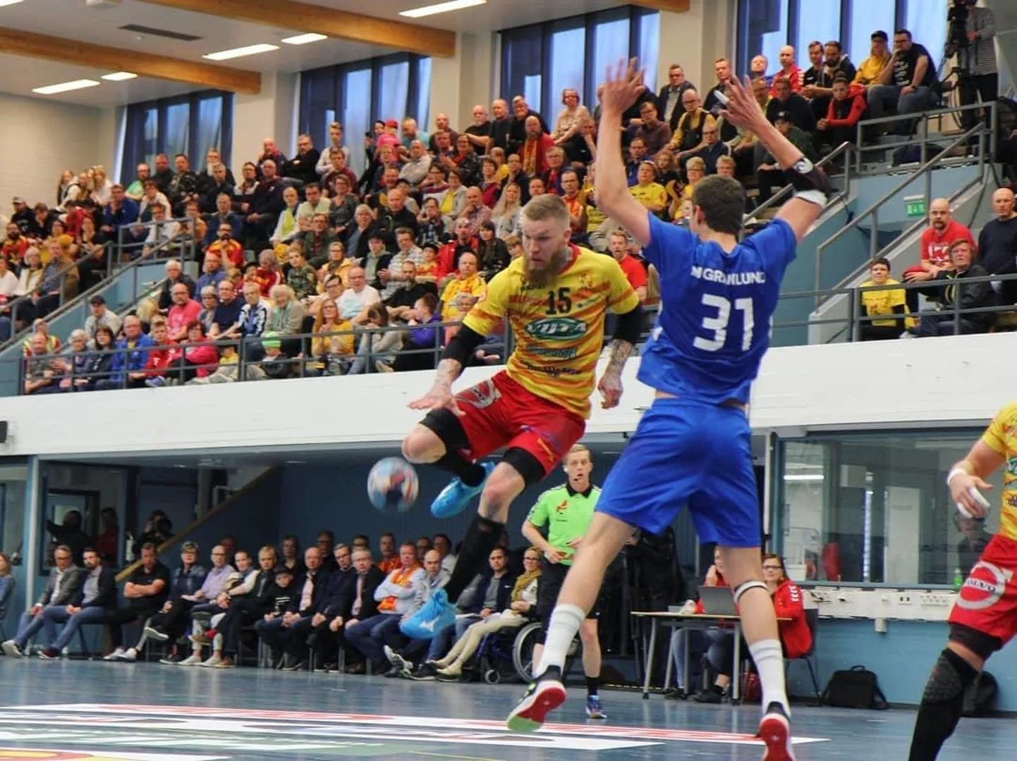 Treener Paavo Nelke koduklubi Riihimäe Cocks (kollases) püüab järjekordset Soome käsipallikulda.