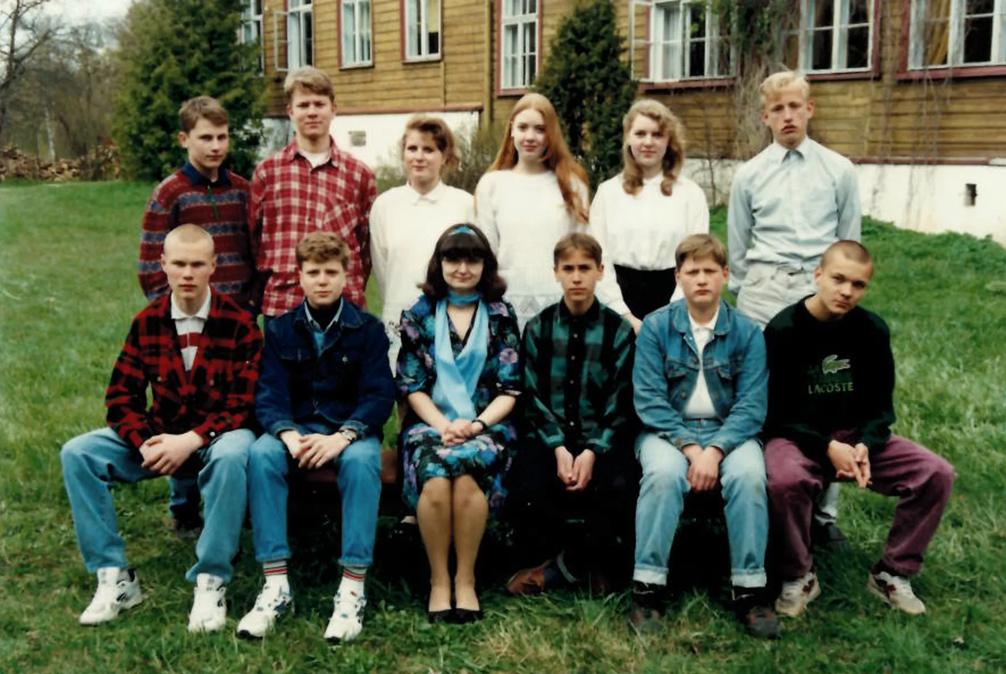 Klassipilt aastal 1995: vasakult teises reas: Priit Enno, Taivo Kungla, Merje Sooäär, Liis Nimik, Sirli Külaots, Kalle Järveots.Vasakult esimeses reas: Hannes Roo, Marek Sooäär, õpetaja Külli Põldma, Peeter Pihel, Kusti Sadam, Egon Torn