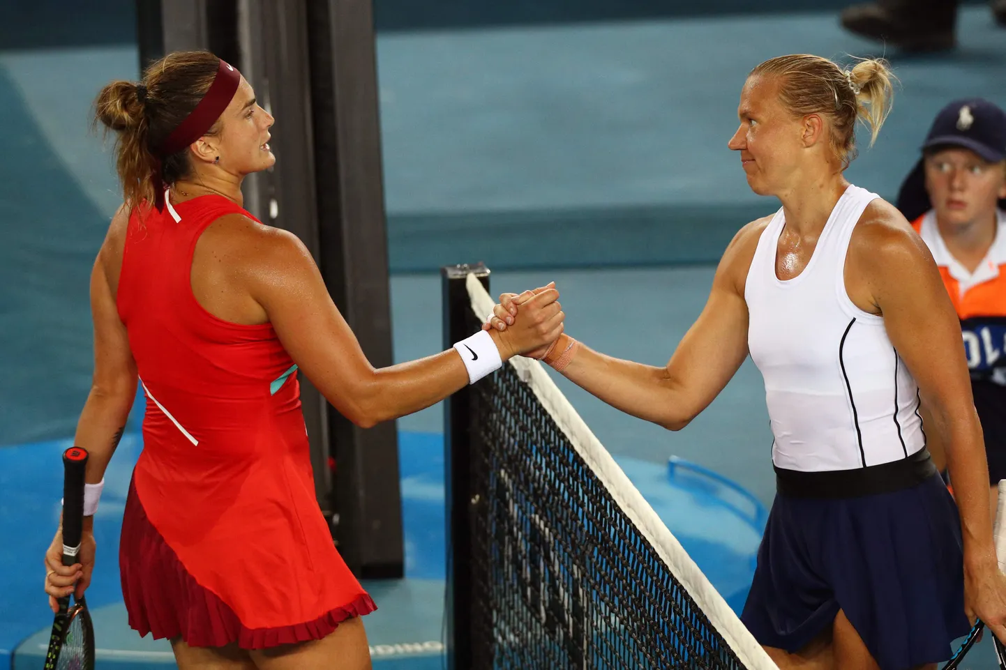 Kaia Kanepi (paremal) surumas kätt Arina Sabalenkaga.