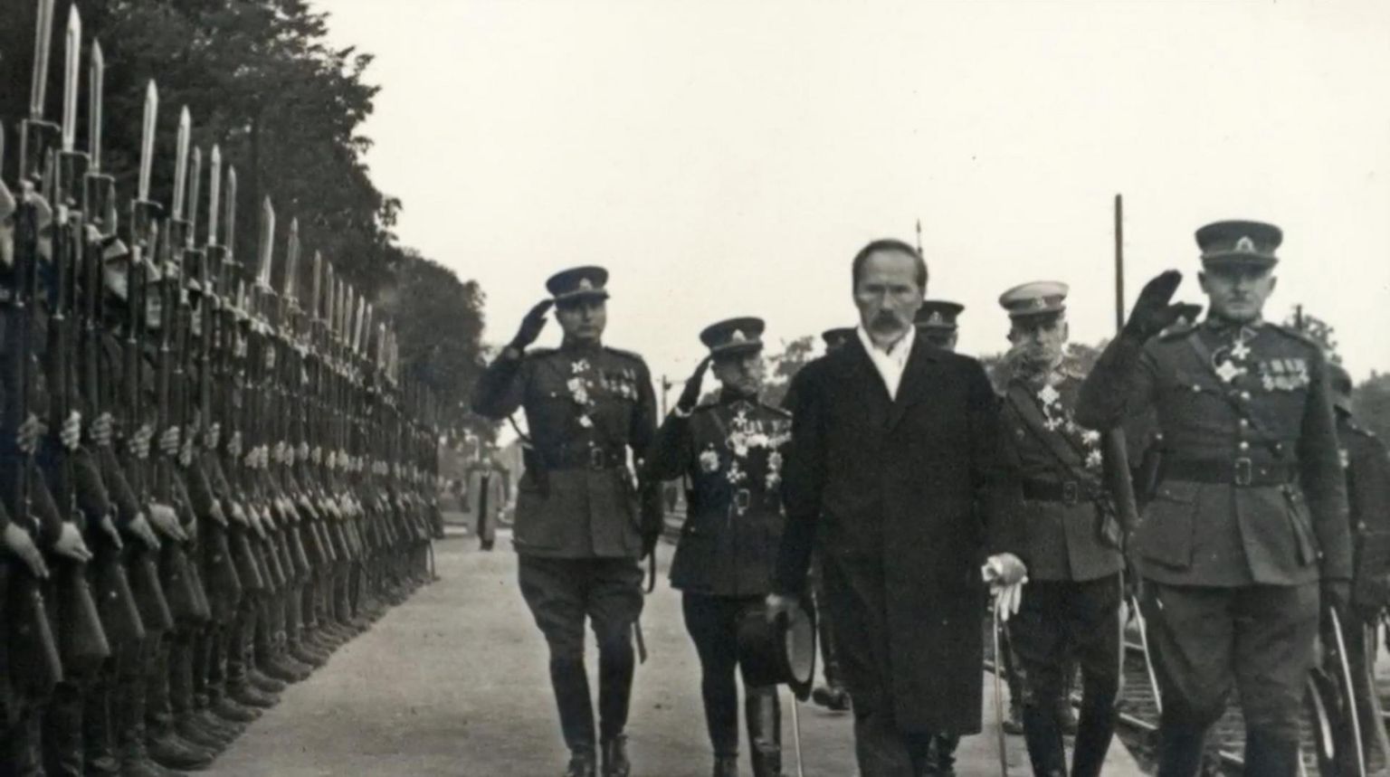 Leedu esimene president Antanas Smetona sõjaväe ülevaatusel. 