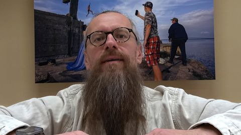 Pruutpaarid liinibussis, dušinurgas, staadionil. Dmitri Kotjuh näitab tavatuid pulmafotosid