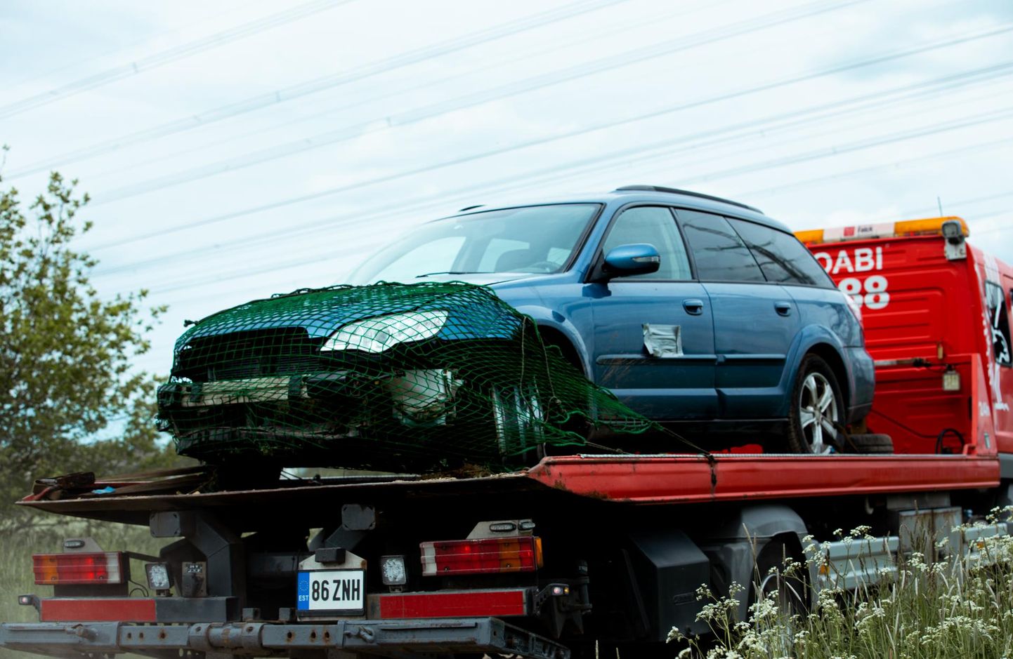 Lihula külje all kaks inimest tapnud Mikk Tarraste sõiduautole Subaru Outbacktehti internetioksjonil kolm pakkumist.