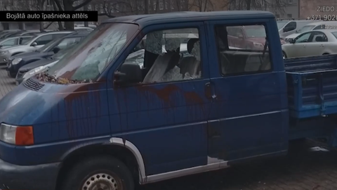 VIDEO ⟩ Ķengaragā ļaundari pamatīgi apskādējuši busiņu. Īpašnieks norāda, ka notikusi atriebība