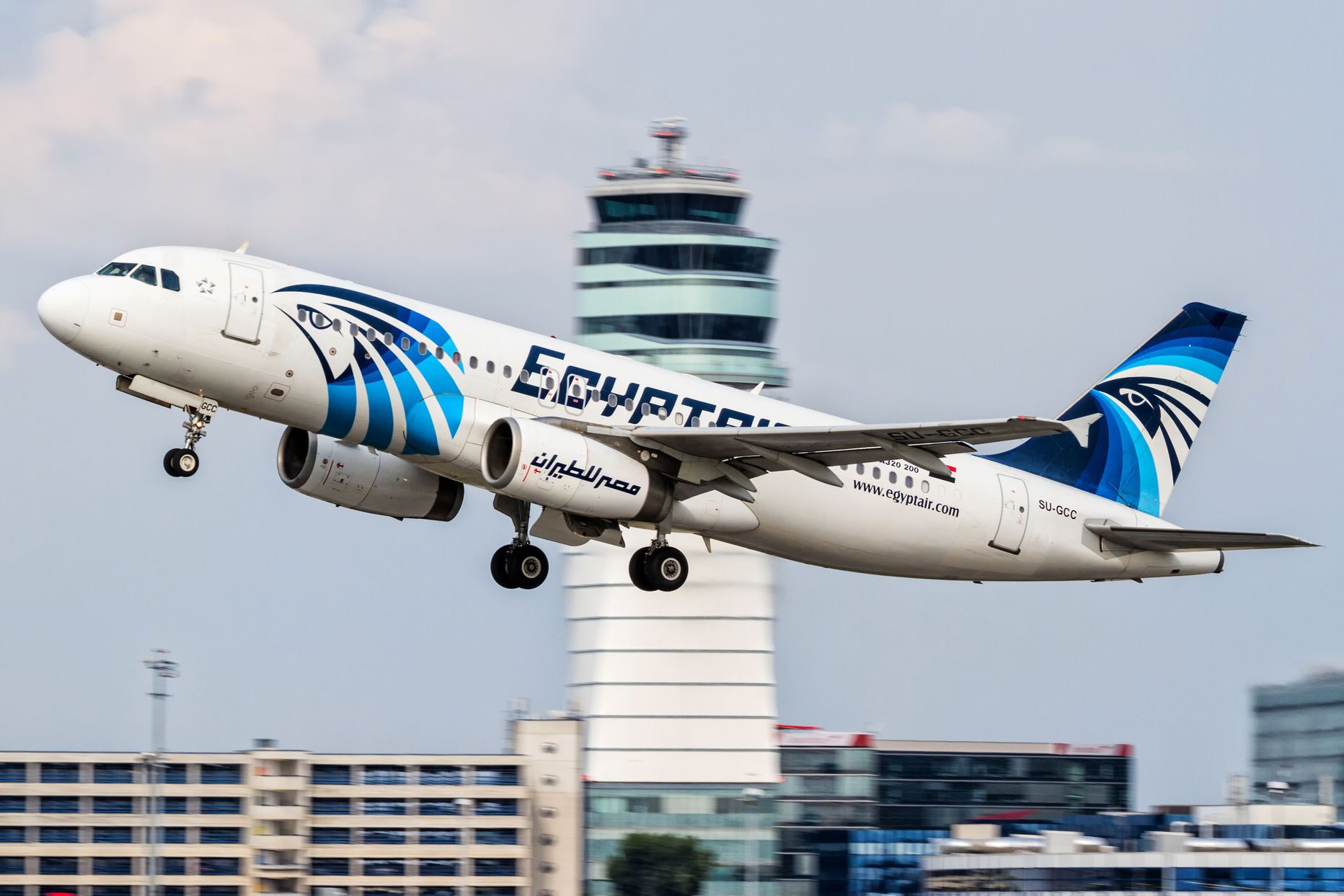 EgyptAiri reisilennuk Airbus A320 Viini rahvusvahelises lennujaamas.