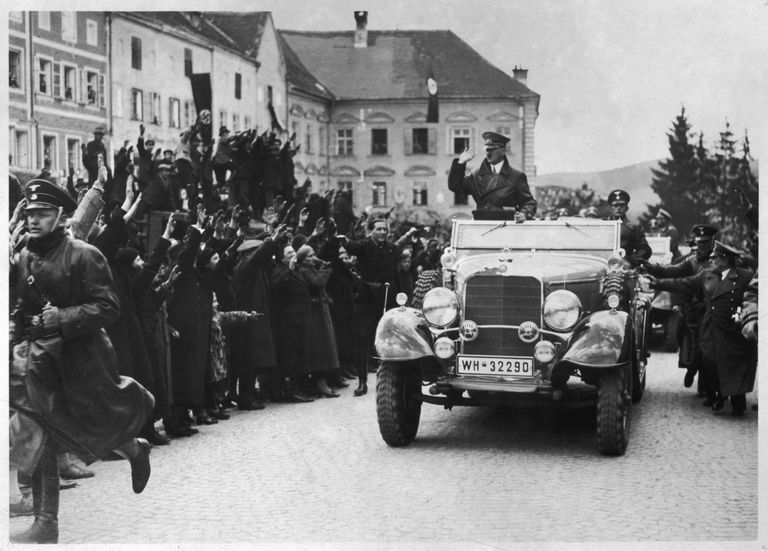 Adolf Hitler saabumas 13. märtsil 1938 oma sünnikohta Inni äärsesse Braunausse