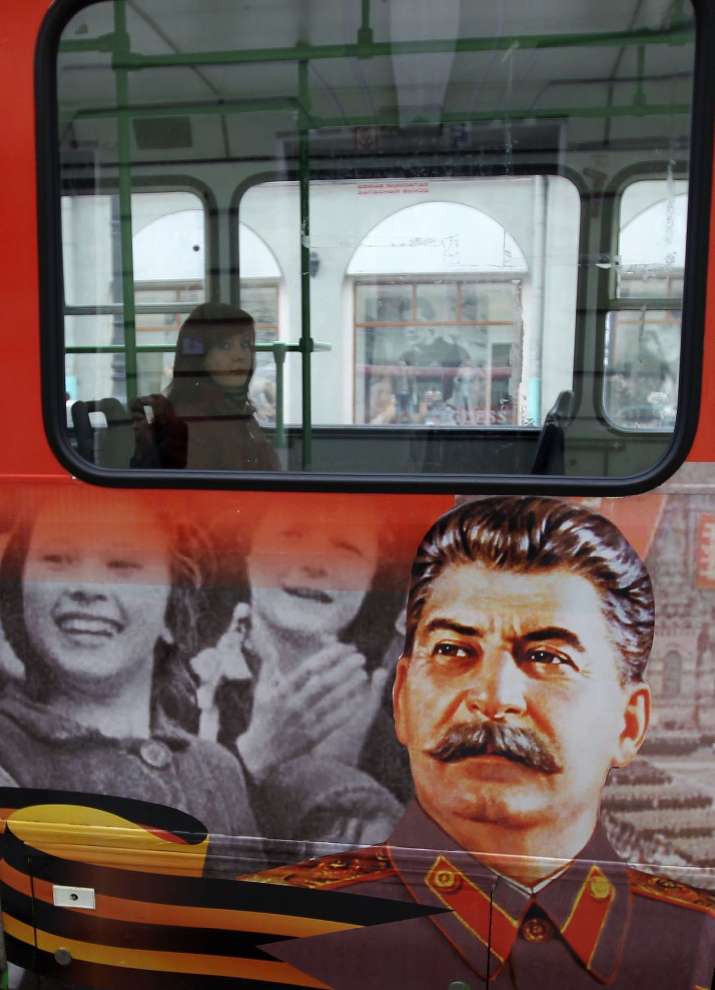 Автобус с портретом Сталина.