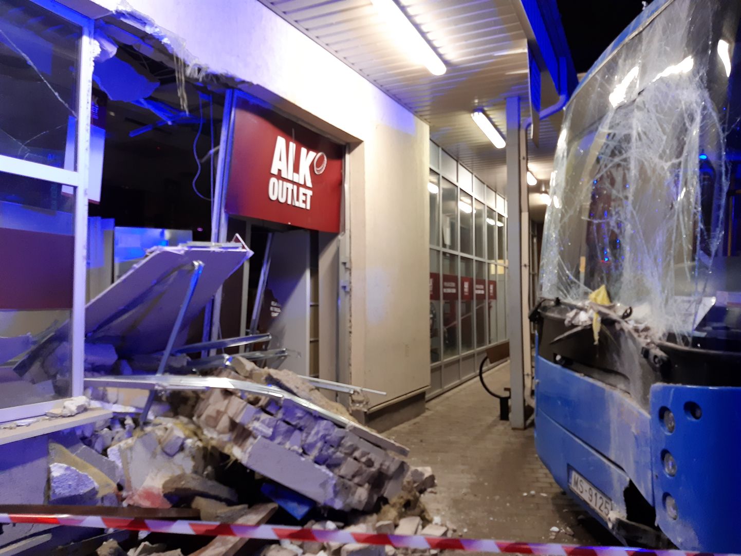 Balvos vietējas nozīmes autobuss, taranējot soliņu, ietriecies veikala "Alko Outlet" sienā, kas daļēji sabrukusi, izbiruši ēkas fasādes logu un durvju stikli.