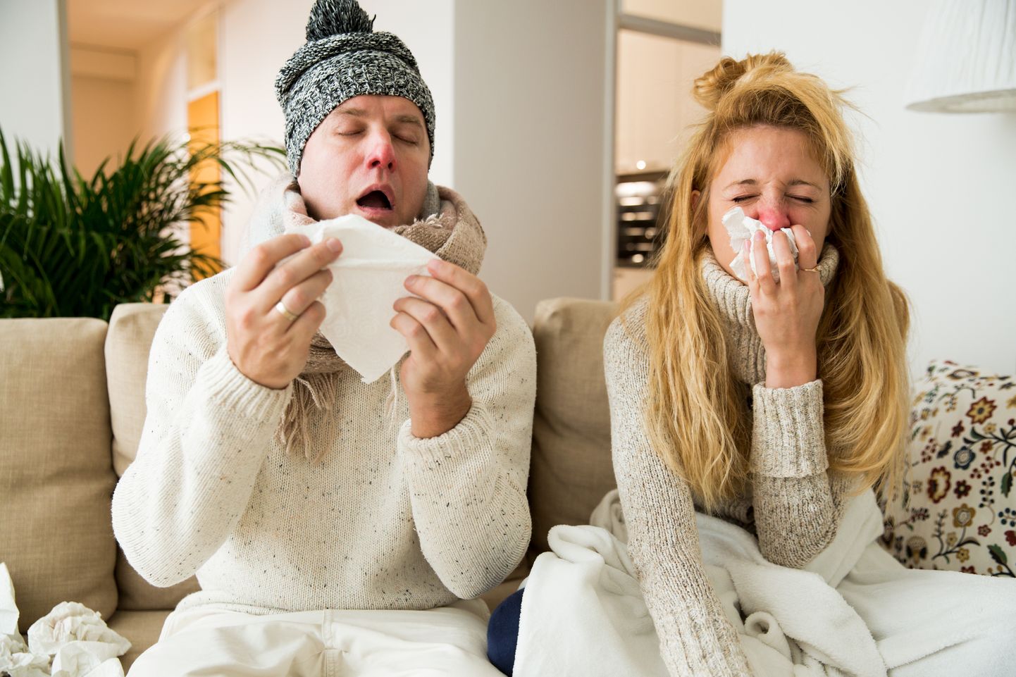Tavaliste külmetushaigustega kaasneb enamasti nohu, kurguvalu ja kergelt palavikuline ning aeglane haiguskulg, mis kestab tavaliselt 3–5 päeva.