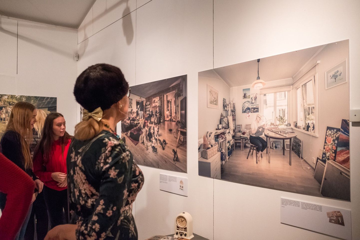 Pärnu muuseumis avati eile õhtul näitus kunstnik Andres Adamsoni fotoprojektist, mille käigus ta pildistas viimase poolaastaga üles 100 Pärnu kodu ja nende elanikud.