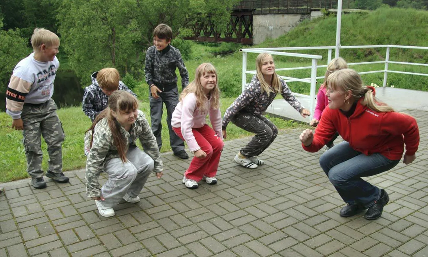 "Neile tõesti meeldib see," ütles kasvataja Jane Murulauk, kes võimleb Reiu puhkekeskusesse tulnud laagrilastega igal hommikul.