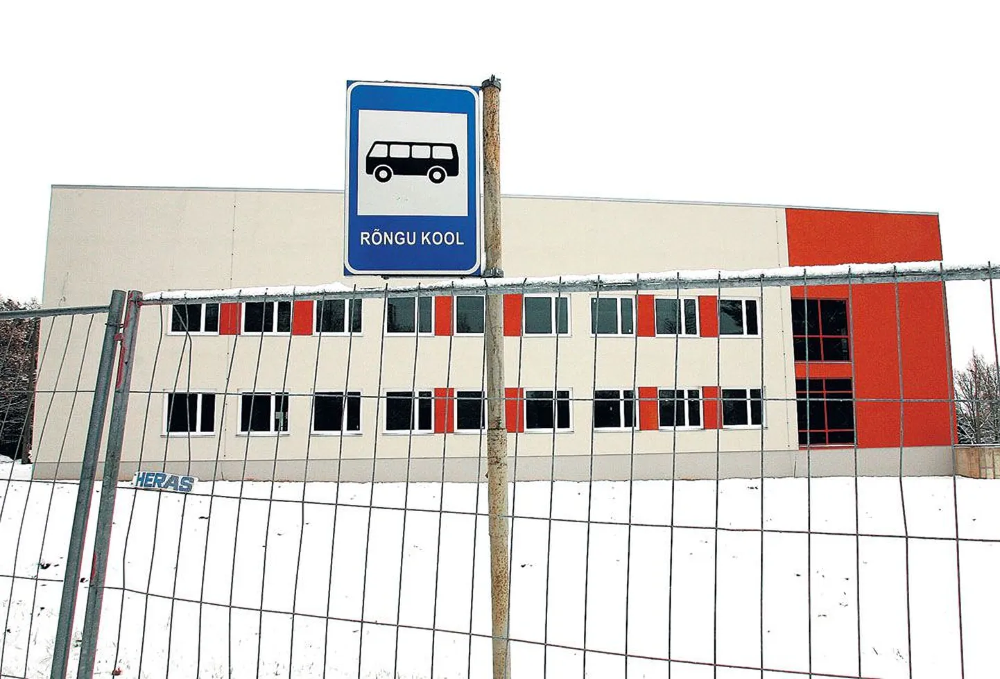 Rõngu tüliõun - koolimaja, mis pidi lepingu järgi valmima 2009. aasta 31. detsembriks.