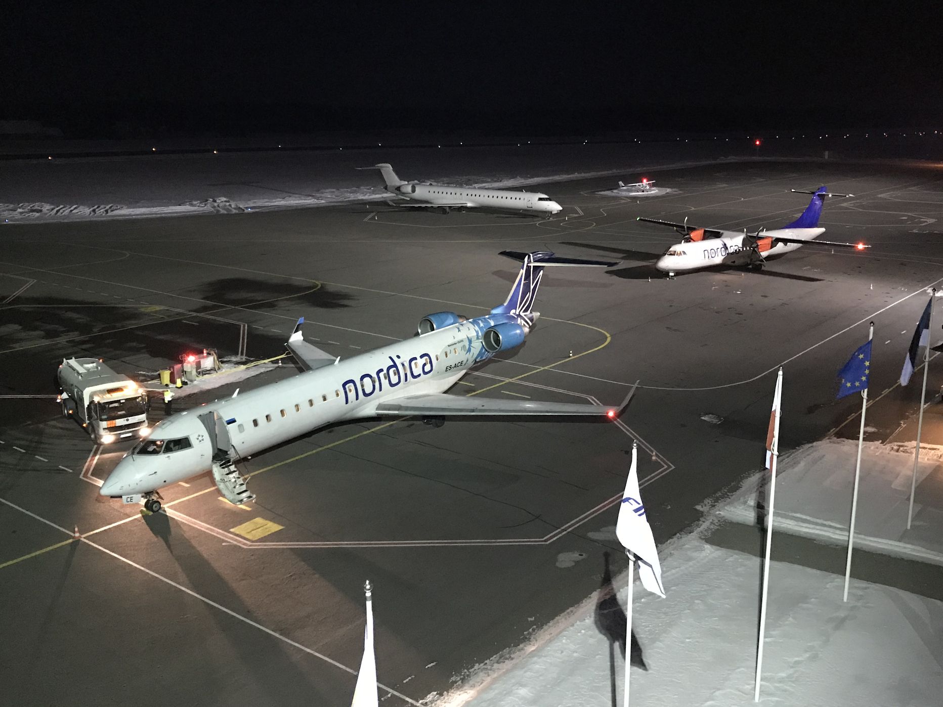 Kolm Nordica lennukit maandusid kolmapäeval Tartu lennujaamas.Esiplaanil Kiievist saabunud lennuk, paremal Helsingist tulnu ja tagaplaanil Viinist jõudnu.