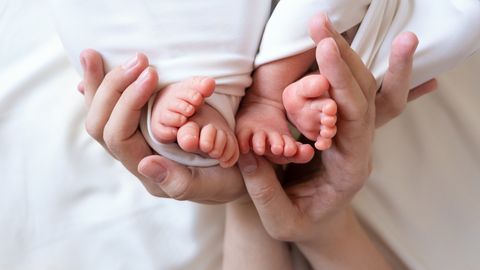 Уникальная беременность: у матери родилось два сына с разницей всего в 24 дня