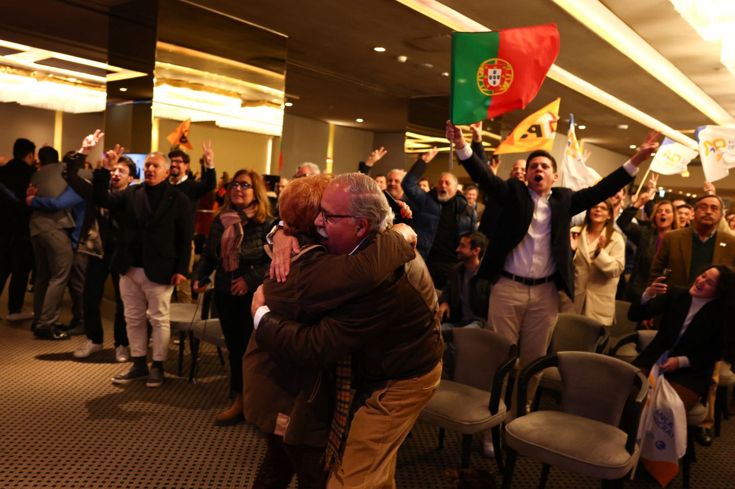 Paremtsentristlik Demokraatliku Alliansi (AD) toetajad tähistamas Lissabonis toimunud üldvalimiste lävepakuküsitluste tulemusi.