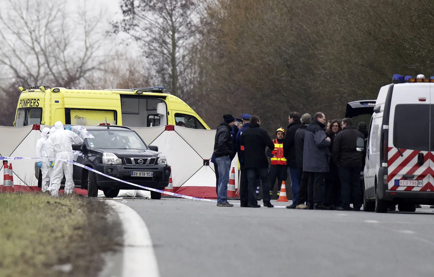 Uurijad arvatava terroristi auto juures A8 kiirteel (Lille-Tournai-Brüssel) Lõuna-Belgias Meslin L'Eveque'is, mis jääb Prantsusmaa piiri lähistele.