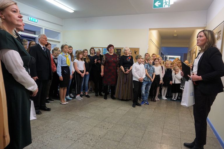 Saarpeedi koolis avati suurmehe auks näitus, paremal seisab Eesti Panga muuseumi kuraator Siiri Ries.
