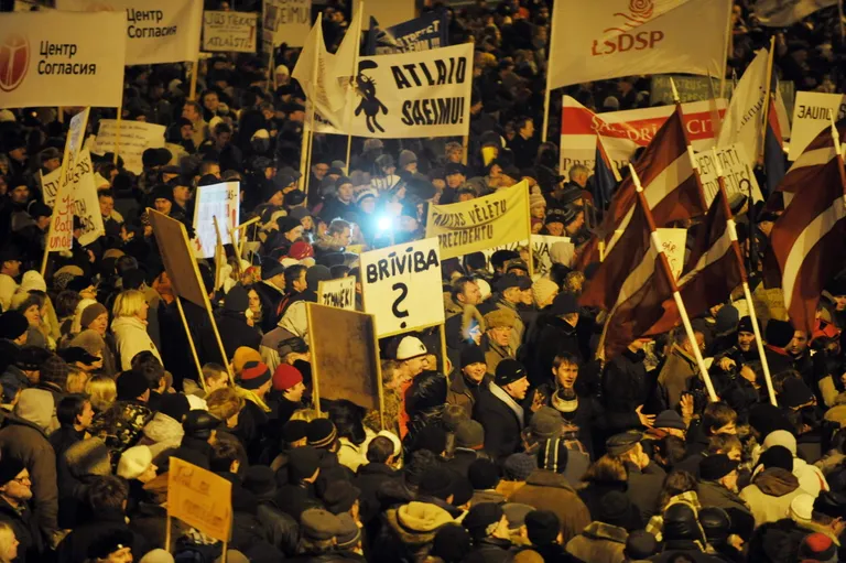 На Домской площади прошел многотысячный митинг протеста против политики латвийских властей