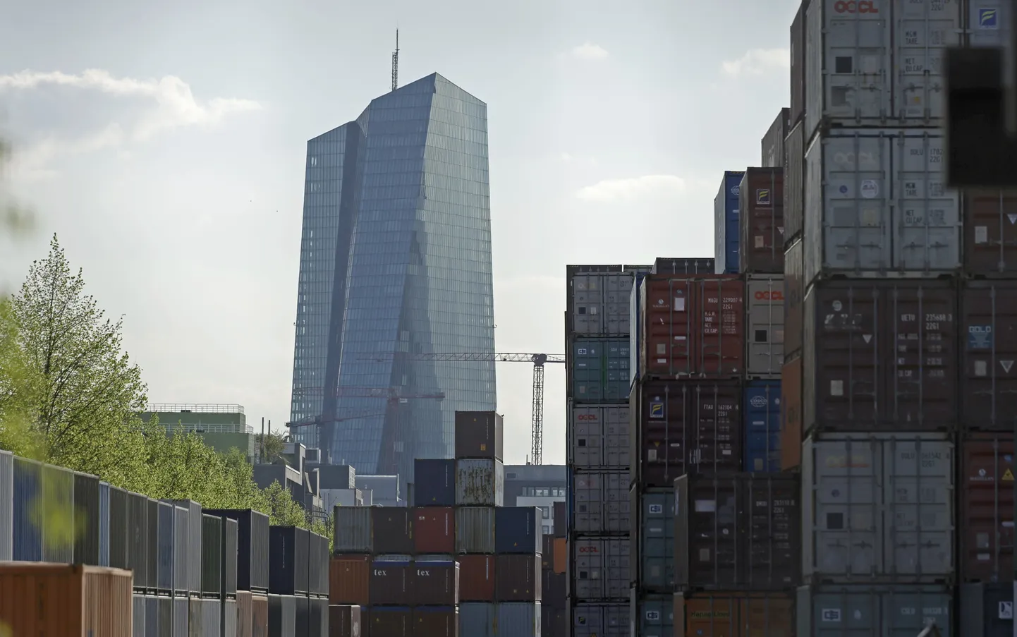 Euroopa Keskpanga maja paistmas konteinerite tagant Frankfurdis 14. aprillil 2025.