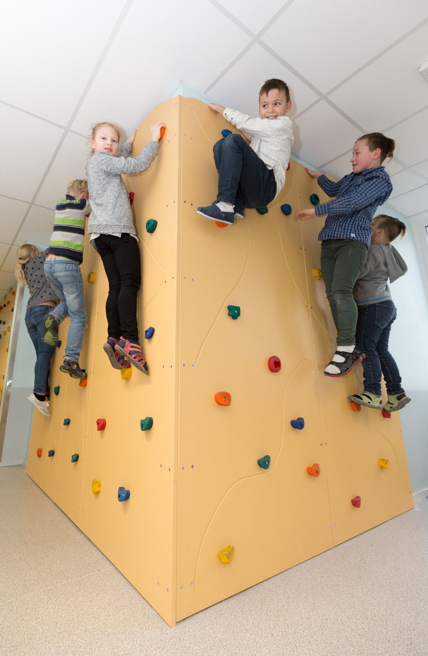 Viljandi Jakobsoni kooli koridori on pandud üles ronimissein ja see on laste seas väga populaarne.