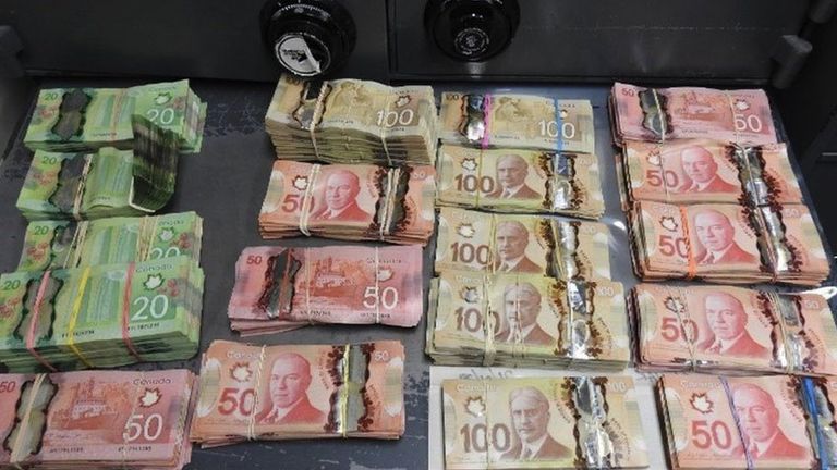 Дома у айтишника было обнаружено 790 тысяч канадских долларов наличными (более 600 тысяч долларов США)