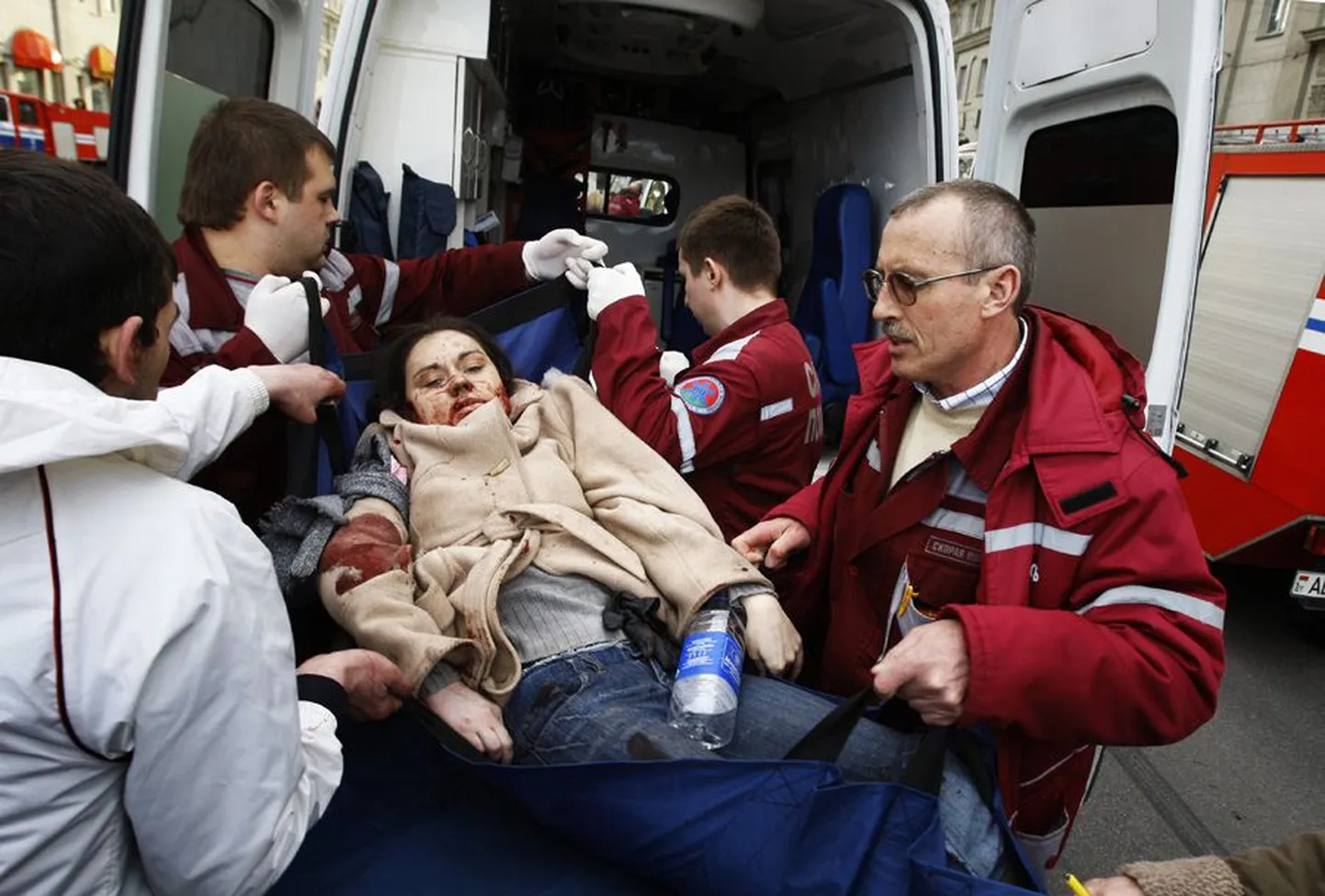 Arstid toimetavad Minski metrooplahvatuses viga saanud naist kiirabiautosse. Julgeolekuallikad peavad kõige tõenäolisemateks süüdlasteks terroriste.