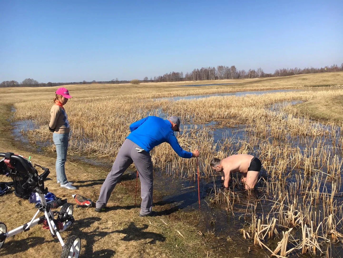 Pärnu abilinnapea Siim Suursild nägi tiigipõhja kammides aega ja vaeva, et golfikärult vette lennanud telefon ja dokumendid üles leida.