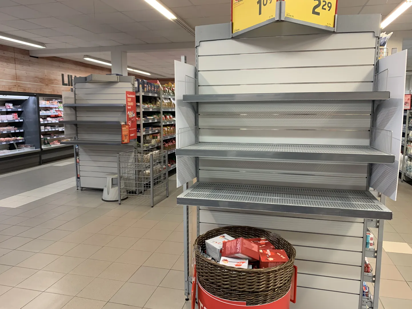 Paide Rimi kauplust ootab ees remont, mistõttu on poes mitmed riiulid juba tühjad.