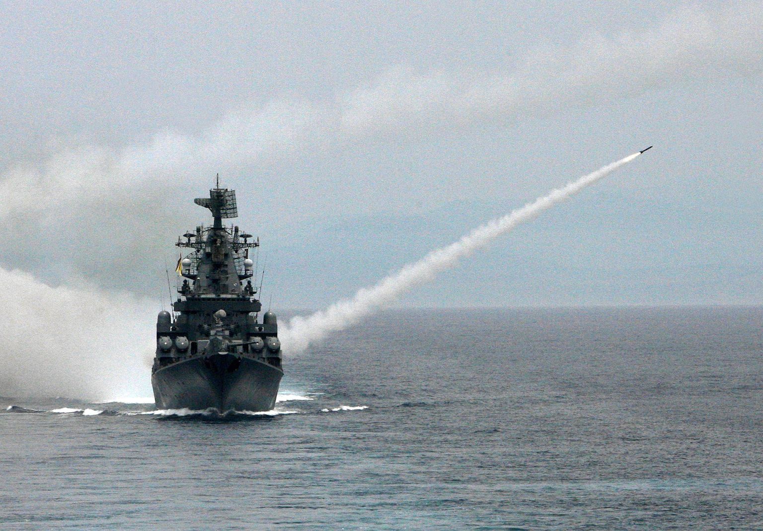 Venemaa mereväe Musta mere laevastiku lipulaev Moskva 25. juunil 2010 Mustal merel sõjaharjutusel