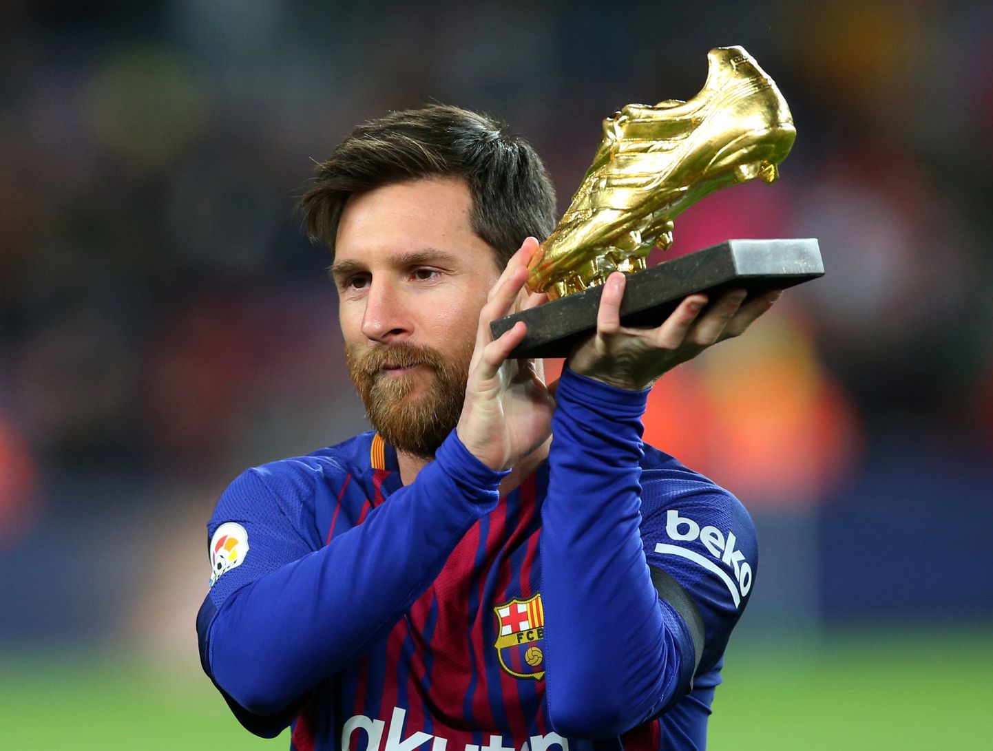 Lionel Messi esitles mängu eel kuldset jalgpallisaabast