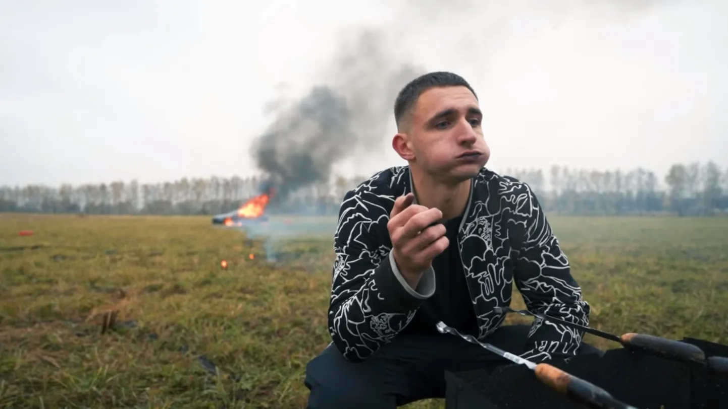 Vene juutuuber Mihhail Litvin pani mersu põlema ja sõi samal ajal vorsti.